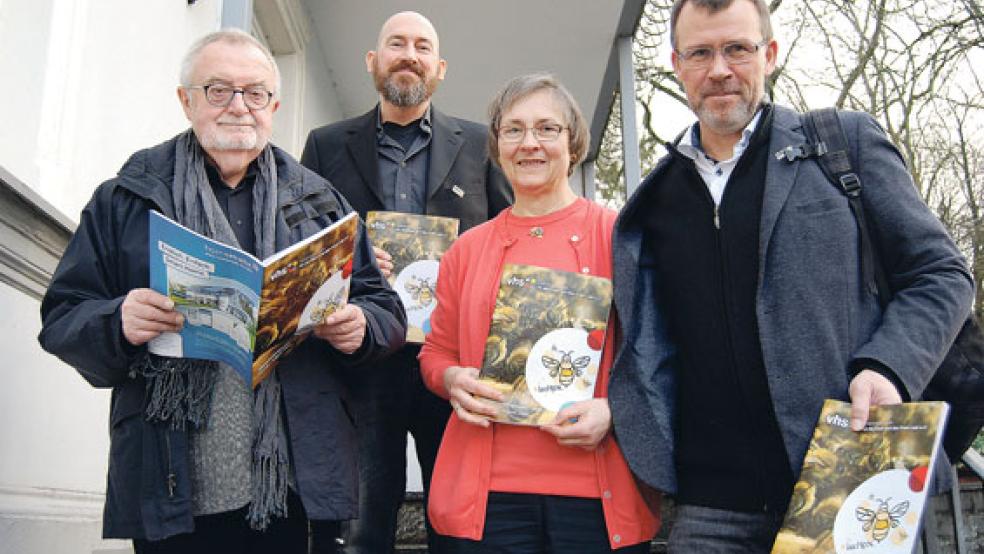 Die »große« gedruckte Ausgabe des VHS-Frühjahrssemester präsentieren hier Jörg Furch, Pressesprecher Sebastian Schatz, die Außenstellenleiterin der VHS in Weener, Theresia Sommer, und VHS-Leiter Detlev Maaß (von links). © Foto: Hoegen