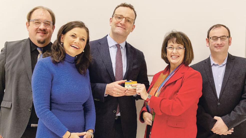 Setzen sich für die doppelte Widerspruchslösung ein (von links): Dr. Christian Prause (Chefarzt der Intensivmedizin und Transplantationsbeauftragter am Elisabeth-Krankenhaus in Thuine), CDU-Bundestagsabgeordnete Gitta Connemann, Gesundheitsminister Jens Spahn (CDU), Barbara Backer (Vorsitzende »Organtransplantierte Ostfriesland«) und Daniel Kühne (Gründungsmitglied »Organtransplantierte Ostfriesland«) . © Foto: Büro Connemann