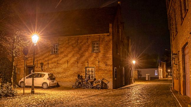 Lampen nach historischem Vorbild aufgestellt