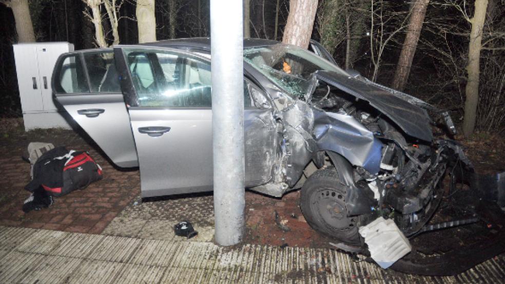 Der VW Golf war nicht mehr fahrbereit und musste abgeschleppt werden. © Foto: Wolters