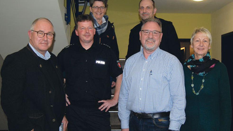 Trafen gestern letzte Vorbereitungen für die Schülerumfrage ab Februar: Von links Jemgums Bürgermeister Hans-Peter Heikens, Weeners Polizeichef Ralf Hickmann, Christa Frigger (Polizeiinspektion Leer/Emden), Werner Hoffmann (Jugendbüro Bunde), Hermann Lampen (Bundespolizei) und Angelika Janssen-Harms (Stadt Weener). © Foto: Hoegen