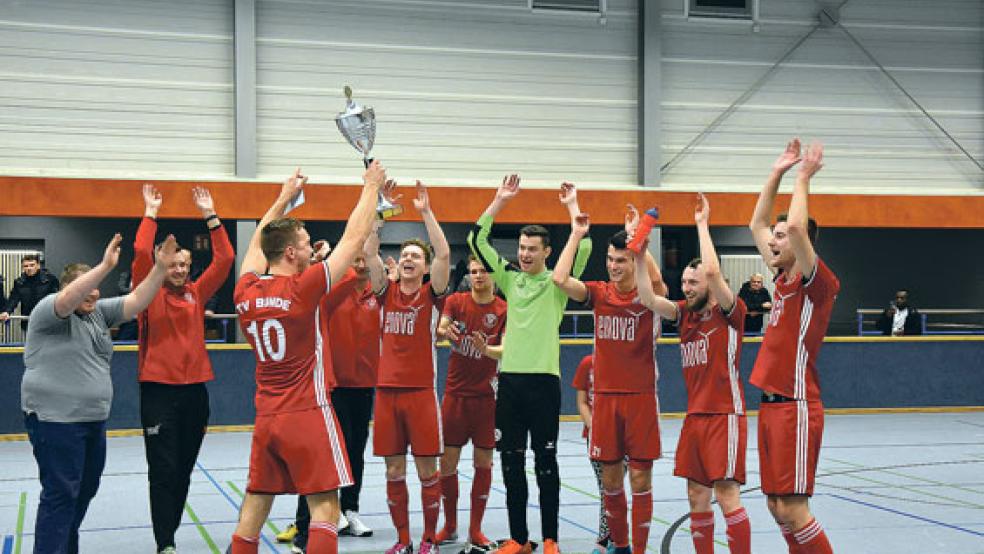 Die erste Mannschaft des TV Bunde gewann im vergangenen Jahr den Rheiderland-Hallenpokal. Im Finale setzten sich die Bunder mit 7:0 gegen die SG Heidjer SV/TuS Holthusen durch. © Foto: Hilbrands