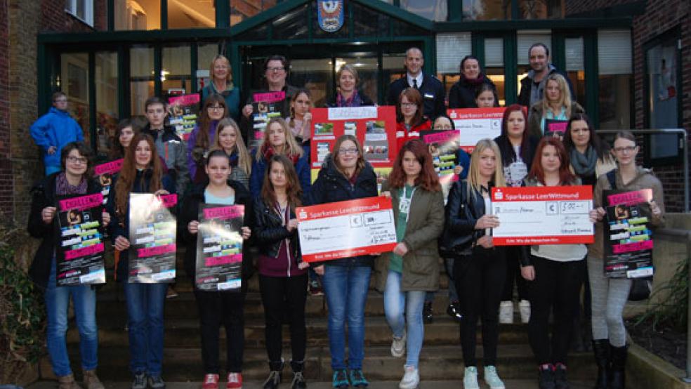 Die Arbeit mit Schülern ist ein wesentlicher Faktor für das „Netzwerk Rheiderland“. Das Bild zeigt die im Januar 2016 im Rathaus Weener ausgezeichneten Preisträger des Jugendwettbewerbs des Netzwerks zum Thema »Zivilcourage im Internet«.  © Archivfoto: Hoegen