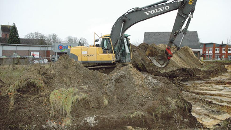 Ein Bagger ist seit gestern auf dem Grundstück an der Ecke Kirchhofstraße/Haagstraße in Weener im Einsatz. Bevor dort die eigentlichen Erdarbeiten beginnen können, ist ein Austausch von kontaminiertem Erdreich erforderlich. © Foto: Szyska