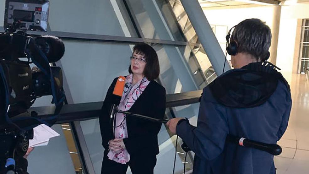 Barbara Backer vom Verein »Organtransplantierte Ostfriesland« gab nach der heutigen Entscheidung im Bundestag in Berlin einigen TV-Sendern Interviews.  © Foto: privat