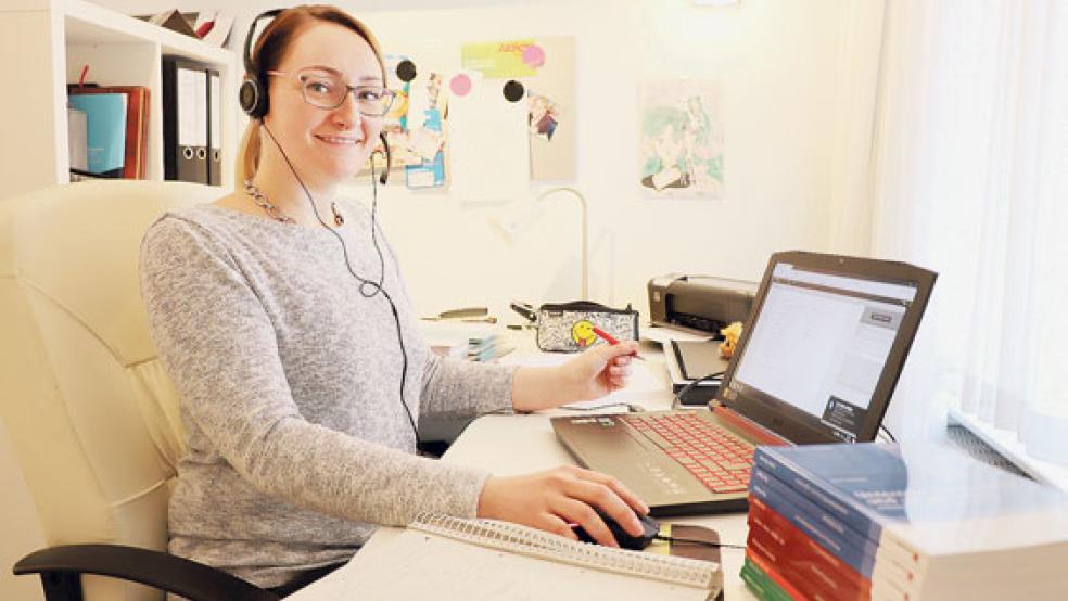 Ein Vorteil des Online-Studiums: Unterricht am eigenen Schreibtisch verfolgen – Denise Utermöhlen zeigt, wie es geht.  © Foto: Handwerkskammer/Feldmann