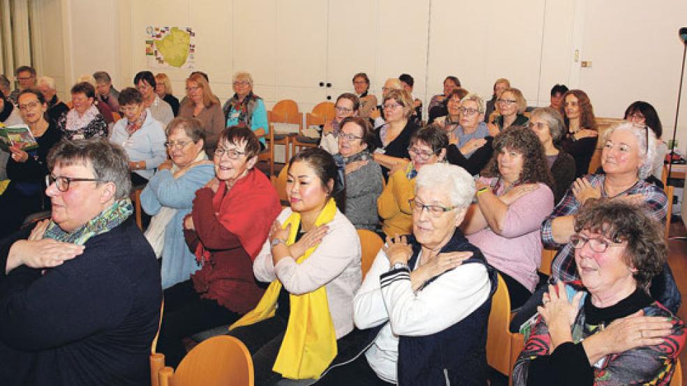 Spaß machte den Teilnehmerinnen der Weltgebetstagswerkstatt das Einüben der Lieder, von denen manche auch mit besonderen Bewegungen kombiniert wurden. © Foto: Dübbel