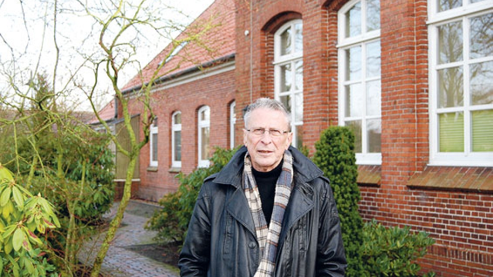 »Hier wurde ich 1956 eingeschult«. Hermann Schröder vor der ehemaligen Dorfschule in Stapelmoorerheide. © Foto: Hoegen