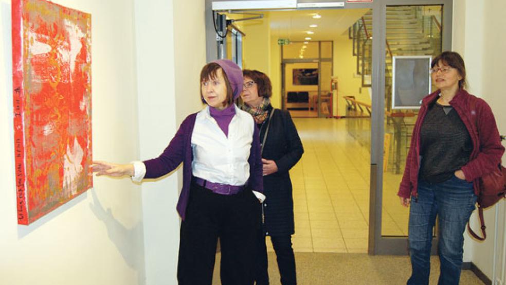 Antke Bornemann (links) bei einer letzten Führung durch ihre Ausstellung im Krankenhaus Rheiderland. © Foto: Hoegen