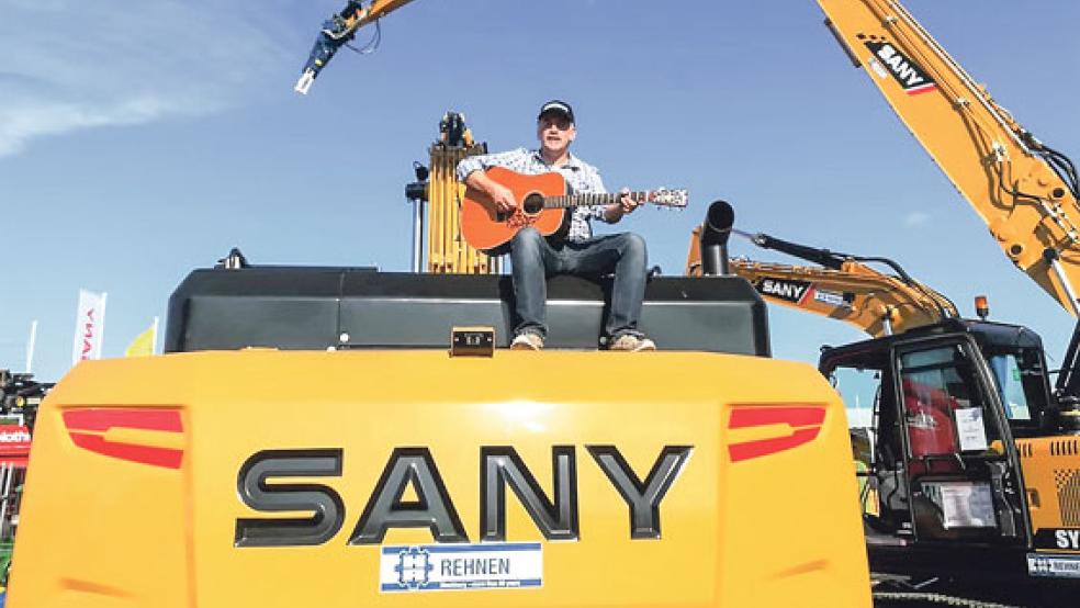 Ein Mann und seine Gitarre auf dem Bagger: Heute ist Jürgen Brinker live im »Fliegenden Holländer« in Ditzum zu hören. © Foto: privat