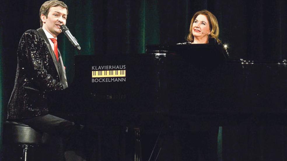 Alex Parker und Gabriela Benesch erinnerten gemeinsam im Theater an der Blinke in Leer an den unvergessenen Musiker Udo Jürgens.  © Foto: Ammermann