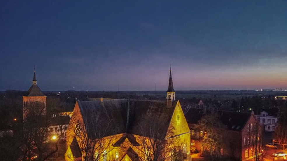 Die Georgskirche in Weener in abendlicher Stimmung, aus der Vogelperspektive gesehen. © Foto: Bruins