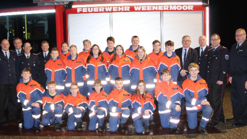Die Jugendfeuerwehr Weenermoor mit (von links) dem stellvertretenden Jugendfeuerwehrwart Ingo Wolters, Ortsbrandmeister Wilhelm Heijen, Jugendfeuerwehrwart Markus Diddens und dem stellvertretenden Ortsbrandmeister Ingo Janssen, Von rechts: Der stellvertretende Kreisjugendfeuerwehrwart Timo Smit, Stadtbrandmeister Jörg Fisser, Stadtjugendfeuerwehrwart Ewald Freese und der stellvertretende Bürgermeister Helmut Geuken. © Feuerwehr/Joachim Rand