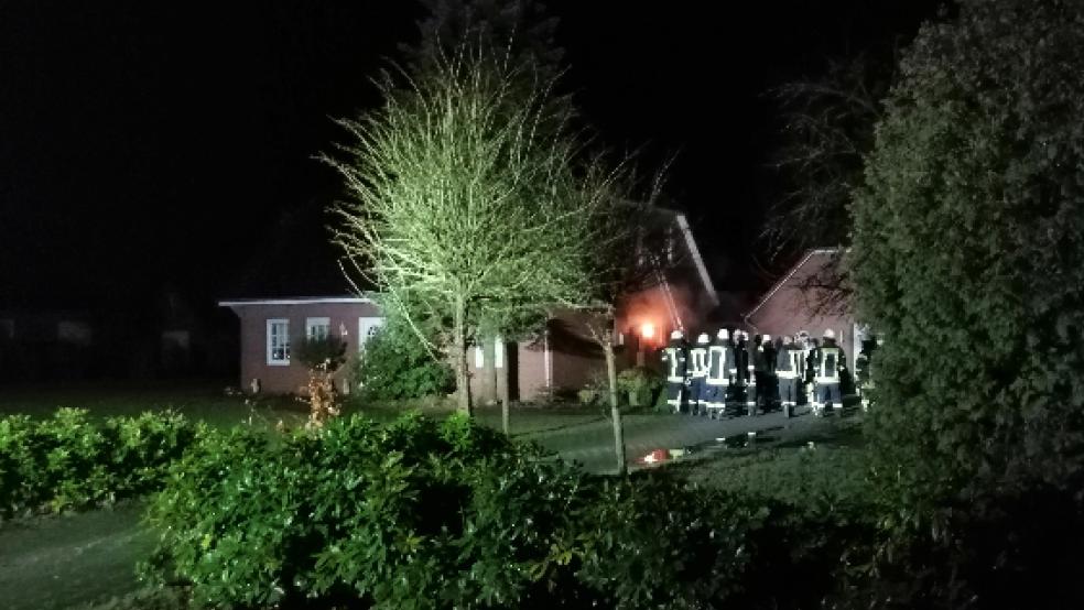 Eine Wolke aus Wasserdampf löste in der Nacht einen Großeinsatz der Feuerwehr in Moorhusen im Landkreis Aurich aus. © Feuerwehr