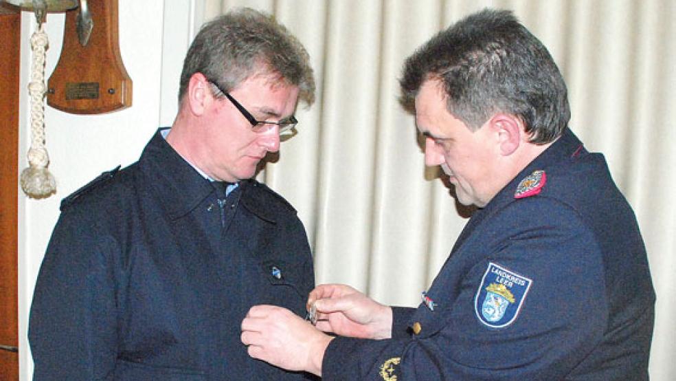 Für »25 Jahre Dienst im Feuerlöschwesen« wurde Hauptfeuerwehrmann Frank Beekmann (links) von Kreisbrandmeister Johann Waten geehrt.  © Fotos: Kuper