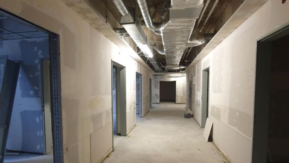 Noch eine Baustelle: Der Flur der neuen ZNA mit den einzelnen Behandlungsräumen. © Foto: Marien Hospital Papenburg