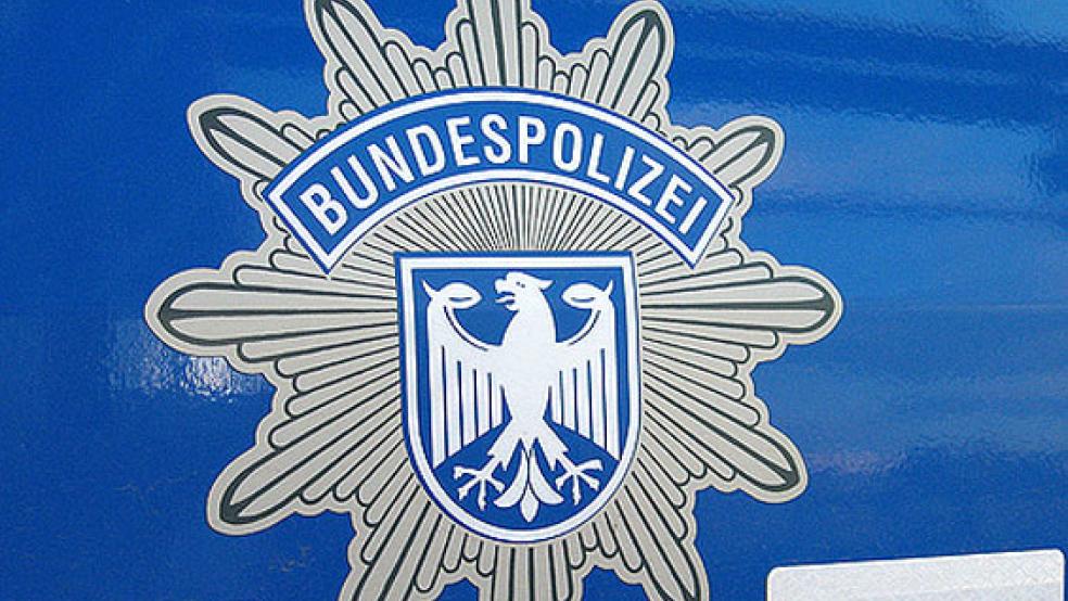 Per Haftbefehl gesucht wurde ein 43-jähriger Mann, der am Sonntagabend mit einem Bus aus den Niederlanden einreiste. Beamte der Bundespolizei kontrollierten ihn, er zeigte sich aber wenig überrascht. © Foto: Bundespolizei