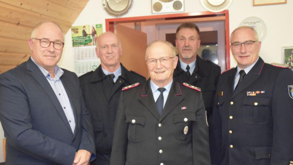 Ehrten Helmut Borde (Mitte) für seine 40-jährige Mitgliedschaft bei der Feuerwehr: (von links) Bürgermeister Hans-Peter Heikens, Ortsbrandmeister Berend Brandt, Gemeindebrandmeister Jan Hilbrands und der stellvertretende Kreisbrandmeister Ralf Heykants. © Foto: Himstedt