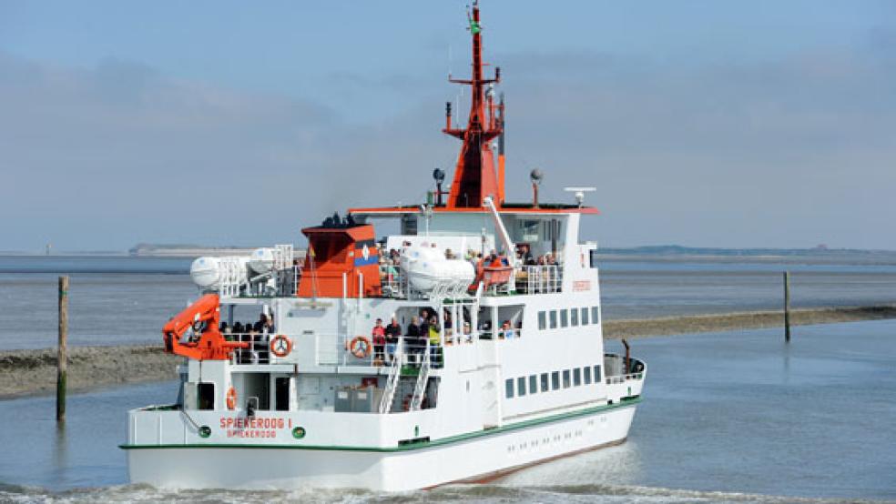 Die Fähre nach Spiekeroog steckte rund sieben Stunden lang in der Hafenzufahrt der Insel fest. © Foto: Wagner (dpa)