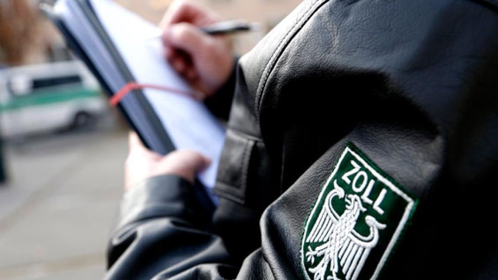 Eine 38-jährige Deutsche wurde als Beifahrerin in einem Auto in Bunde von Zollbeamten kontrolliert. Es lag ein Haftbefehl wegen Diebstahls gegen sie vor, die Zöllner nahmen sie fest und übergaben sie der Bundespolizei. © Symbolfoto: Zoll