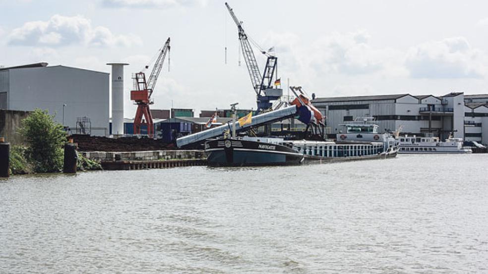 Im Leeraner Hafen wurden im vergangenen Jahr insgesamt etwas mehr als 400.000 Tonnen an Gütern umgeschlagen - ein Rückgang um elf Prozent gegenüber 2018. © Foto: Stadtwerke Leer