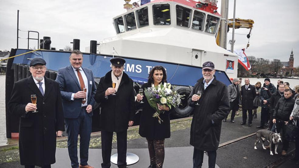 Stießen mit einem Gläschen Sekt an auf die gelungene Schiffstaufe (von links): Reeder Alfred Hartmann, Remko Bouma und Kommer Damen von der »Damen Werft« aus dem niederländischen Gorinchem, Taufpatin Michaela Buscher und Reeder Roelf Briese am Kai vor den Speicherhäusern am Leeraner Hafen. © Foto: Wolters