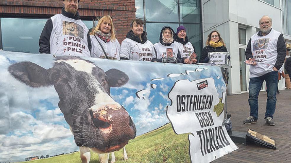 Mitglieder der Gruppe »Ostfriesen gegen Tierleid« machten am Wochenende in der Leeraner Fußgängerzone auf das Tierleid in der Modebranche aufmerksam.  © Foto: Boelmann