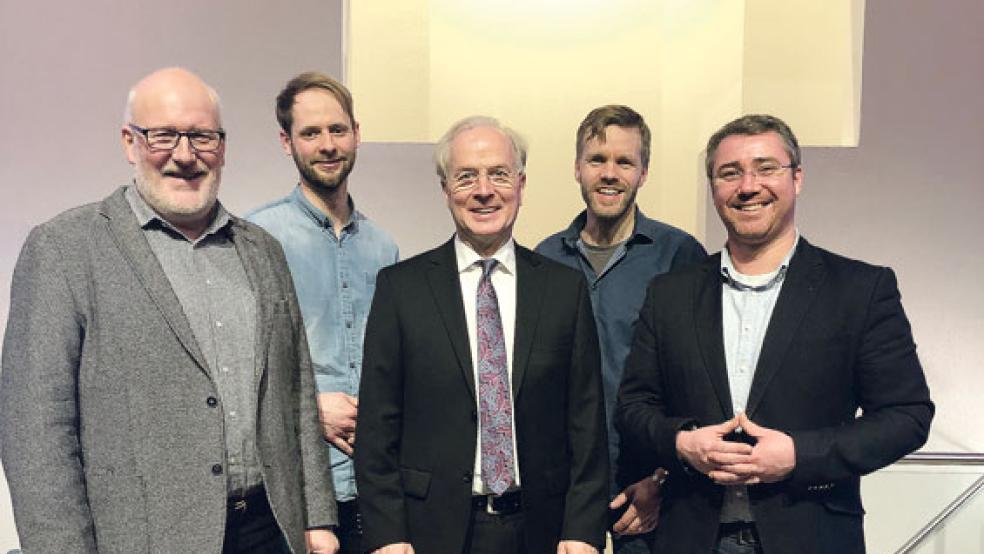 Pastor Michael Burg (von links), Daniel Deitenbach, Regionalbischof Dr. Detlef Klahr, Ronald Bürger und Tim Sporré begingen gemeinsam den Abschluss der Allianzgebetswoche im Gemeindehaus der Gemeinde am Steinweg in Emden.  © Foto: Kuperus