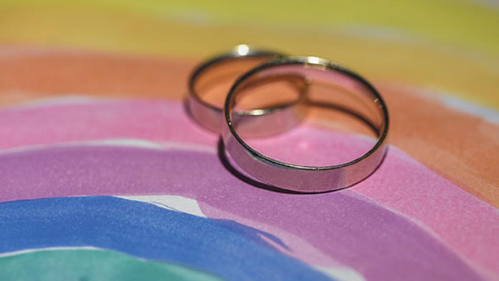 Die Regenbogenfarben stehen für die Vielfalt und die Akzeptanz von Schwulen, Lesben, Bisexuellen und Transgendern.  © Foto: Hirschberger (dpa)