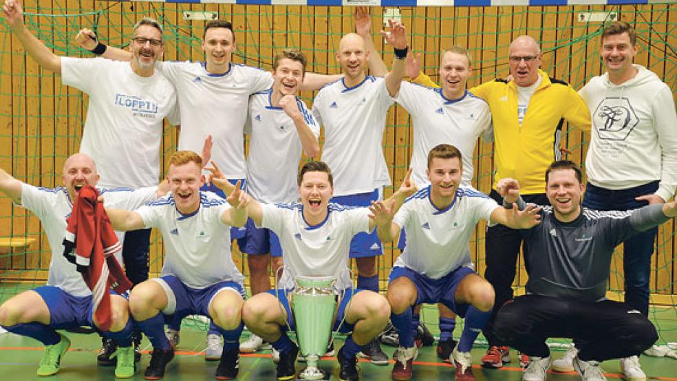 Das Team des Landkreises Leer sicherte sich beim Behördenturnier in der Sporthalle der Berufsbildenden Schulen den Turniersieg. Im Finale gewannen die Spieler des Landkreises gegen die Mannschaft der Ausbildungswerkstatt der Bundeswehr.  © Foto: Landkreis Leer