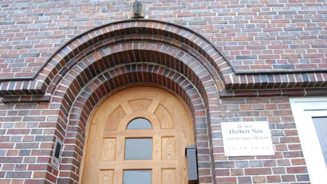 Neu macht seine Praxis dicht