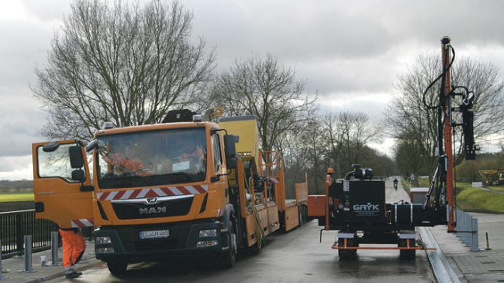 Letzte Restarbeiten laufen noch an der Brücke über dem Brualer Schloot, heute Nachmittag soll sie für den Verkehr freigegeben werden. © Foto: Hoegen