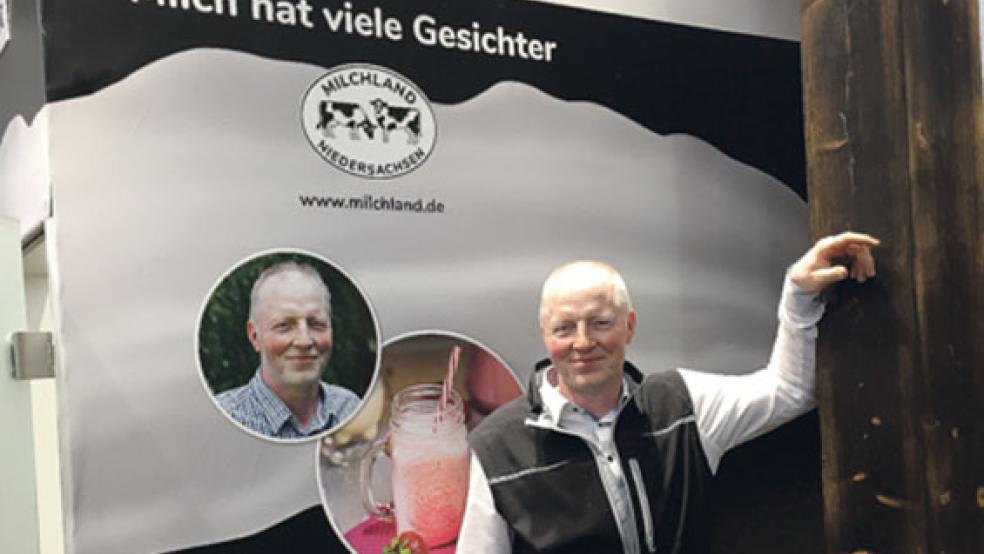 Zwischen Kuh und Kamera: Landwirt Amos Venema aus Jemgumgeise ist als »Kuhtuber« im Internet aktiv. Auf der Grünen Woche in Berlin zeigt er 360 Grad-Videos. Diese sind auch auf milchland.de/360 zu sehen. © Foto: Kuper