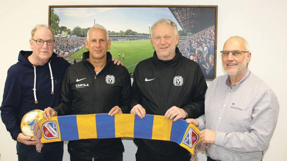 Bernd Ostendorp kennt Christian Neidhart (Cheftrainer beim SV Meppen) und Mario Neumann (Co-Trainer) schon lange (von links). Zusammen mit Alfred Köller (1. Vorsitzender des TuS Weener) fuhr er nach Meppen, um das Freundschaftsspiel zu besiegeln. © Foto: privat