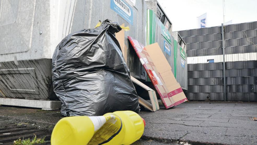 Im Rheiderland, besonders in Weener, Möhlenwarf und Bunde, hat die Zahl der illegalen Müllentsorgung an den Standorten für Glascontainer zugenommen.. © Fotos: Boelmann
