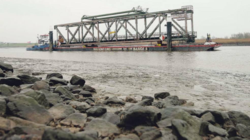 Auf einem Ponton wurde das Mittelsegment der Friesenbrücke am 4. März 2016 über die Ems nach Papenburg gebracht und seither dort auf dem Hafengelände des Bauunternehmens Bunte gelagert. © Archivfoto: Klemmer