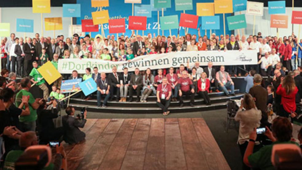 Auf der »Internationalen Grünen Woche« in Berlin ehrte Bundesministerin Julia Klöckner heute die 30 Siegerdörfer des Bundeswettbewerbs »Unser Dorf hat Zukunft« 2020. © Foto: Messe Berlin