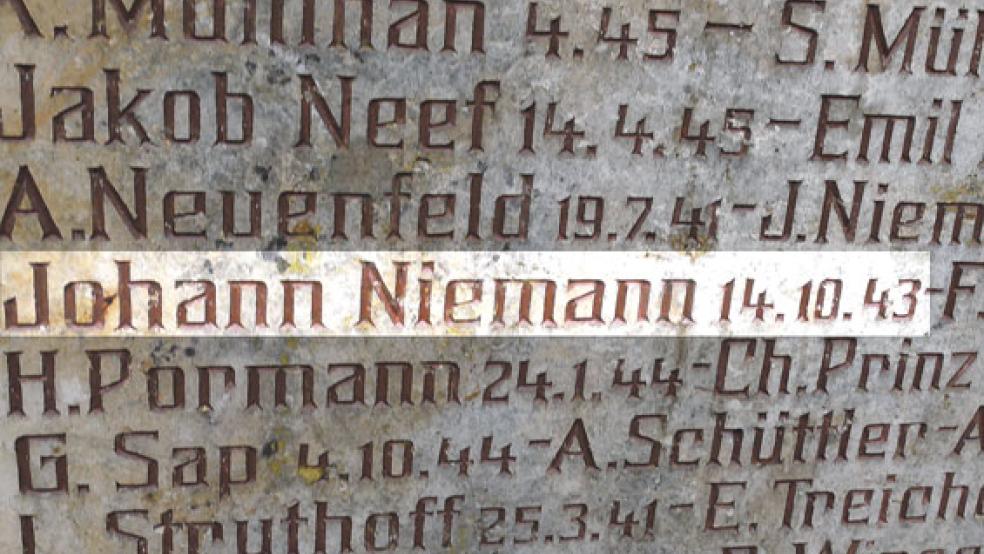 »Johann Niemann 14.10.43«: So steht es auf dem Denkmal zu Ehren »Unserer gefallenen Helden 1939-1945«, das in Völlen vor der lutherischen Peter-und-Paul-Kirche steht. Historiker sind sich heute darin einig, dass Niemann stellvertretender Kommandant des Vernichtungslagers Sobibor in Polen war. © Foto: Wieking