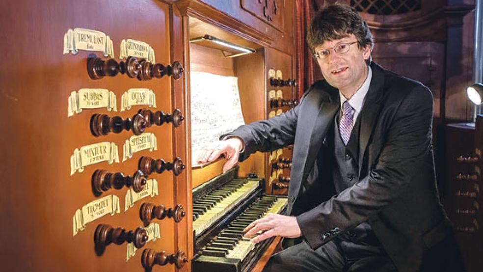 An der Arp-Schnitger-Orgel in der Georgskirche: Landeskirchenmusikdirektor Winfried Dahlke. © Foto: Organeum