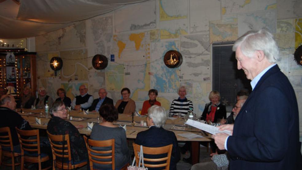 Bernd Seeringer - rechts im Bild - musste beim Neujahrsempfang des Freundeskreises Landesbühne im Rheiderland nicht nur angenehme Nachrichten verkünden, er verlor aber seinen Humor dabei offenbar nicht.  © Foto: Hoegen