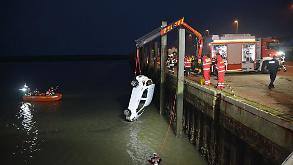 Nachdem eine ältere Frau ihren Neuwagen im Norder Hafen abgestellt hatte, rollte das Fahrzeug ins Hafenbecken. © Foto: Feuerwehr Norden