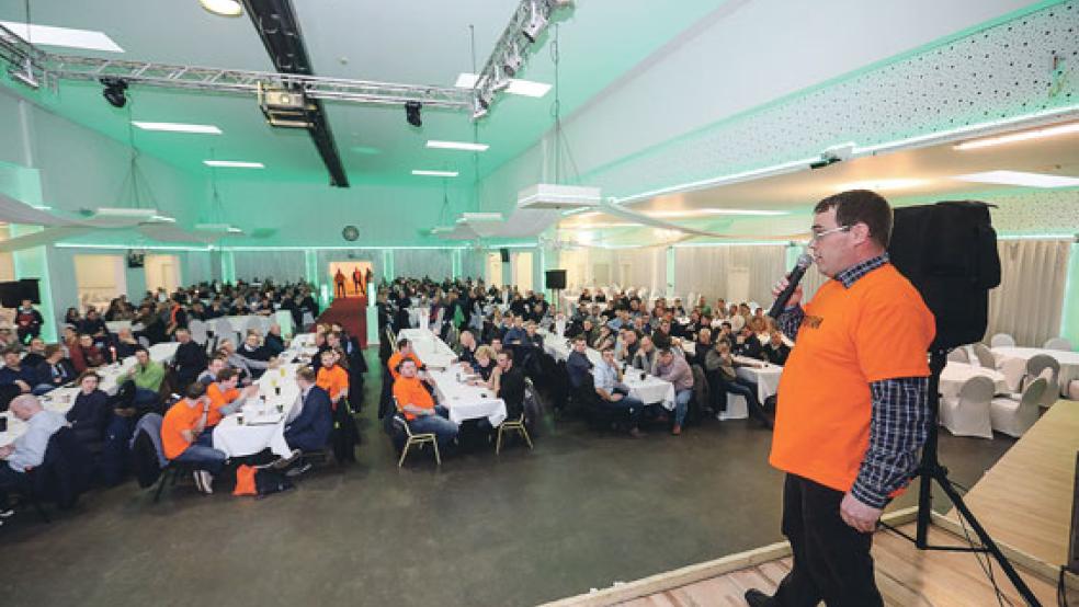 Fokko Schumann aus Hage moderierte die Veranstaltung (rechts). Der Landwirt hat auch selbst schon an einigen Demonstrationen teilgenommen.  © Fotos: Banik