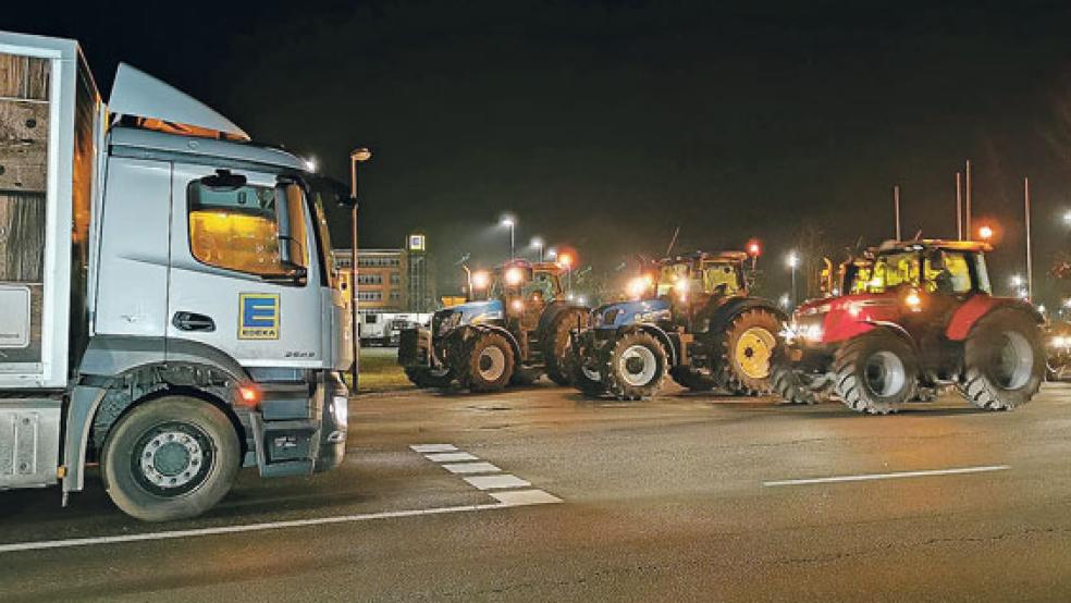Mit etwa 200 Traktoren protestierten Landwirte an der Autobahn-Auffahrt Neuenkruge. © Foto: NWM-TV/dpa