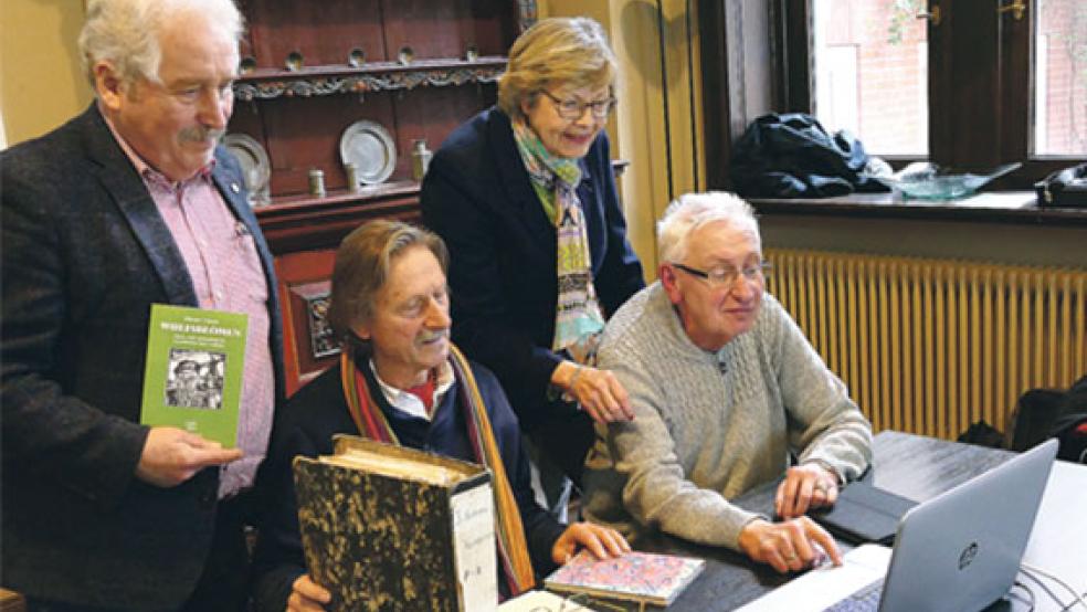 »Überraschend ist für mich die Qualität vieler Texte«, sagt der Initiator der Internetseiten, Andreas Wojak, (2. von links) an der Seite seiner Unterstützer Rico Mecklenburg (Ostfriesische Landschaft), Kerstin Busse (Fehnmusem Eiland) und Spetzerfehns Bürgermeister Hinni Trauernicht (rechts). Kleines Bild: Johann Schoon an seiner Schreibmaschine (1965).  © Fotos: Jürgens/privat