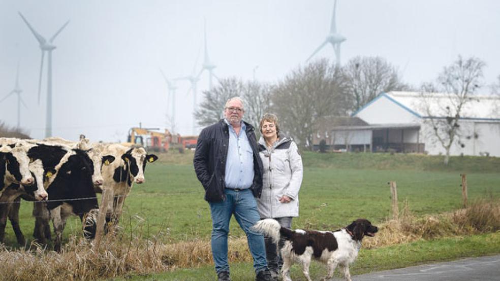 Hermann Oldewurtel und Insa Bock stehen mit ihrem Hund vor ihrem Wohnhaus und der anschließenden Lagerhalle. Die Frage, wie viel Abstand zwischen Windenergieanlagen und Wohnhäusern liegen muss, beschäftigt die Bundespolitik. © Foto: Sina Schuldt/dpa
