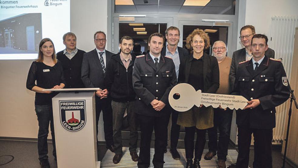 Beatrix Kuhl übergab den symbolischen Schlüssel für den Anbau an Bingums Ortsbrandmeister Ralf-Dieter Harbers (rechts) und seinen Stellvertreter Jann Freese (Bildmitte). © Fotos:Wolters