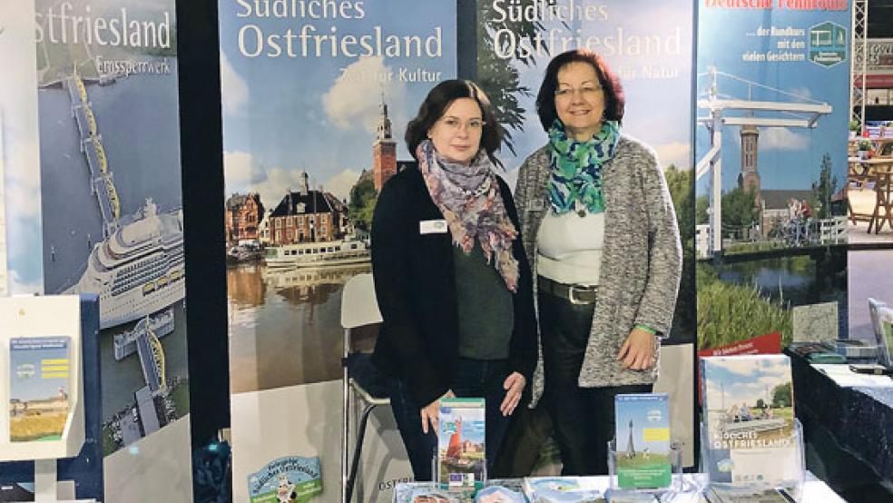 Mit Insa Wutschke (links) und Liane Kramer präsentierten erfahrene Mitarbeiterinnen das Feriengebiet »Südliches Ostfriesland« in Groningen. © Foto: Touristik GmbH