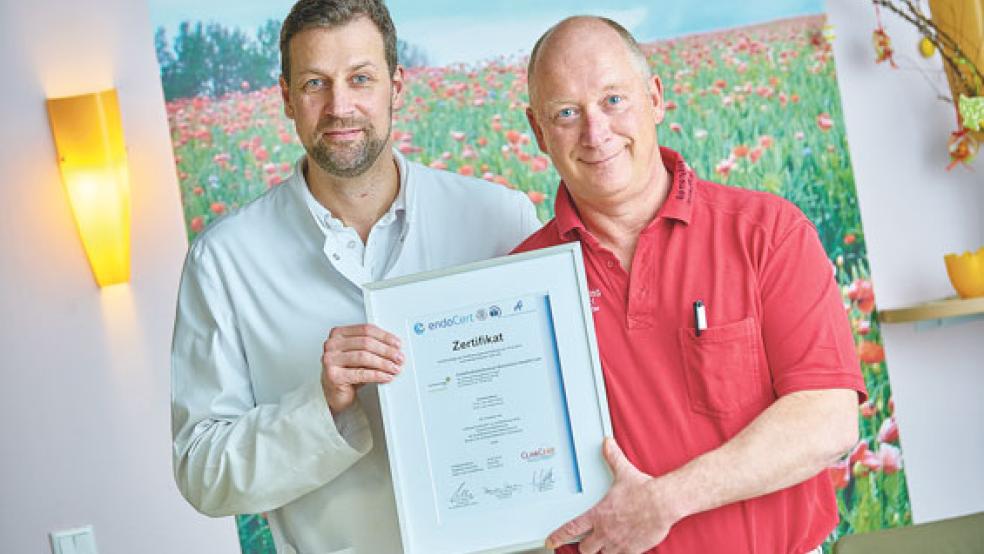 Freuen sich über die guten Noten der Langzeitstudien (von links): Dr. Philipp Werner,Oberarzt, und Dr. Albert Dütting, Chef­arzt der Abteilung Orthopädische Chirurgie,mit der Urkunde zum zertifizierten Endoprothetikzentrum. © Foto: Borromäus Hospital