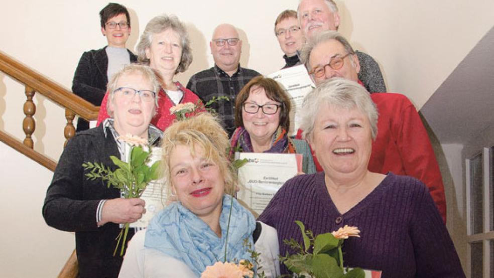 Die Absolventen der Qualifizierung zum DUO-Seniorenbegleiter mit dem Dozenten Reinhard Bansemeier (hinten 2. von rechts), Frank Schüür vom Senioren- und Pflegestützpunkt (hinten Mitte) und VHS-Fachbereichsleiterin Sabine Kasimir (hinten links).  © Foto: Volkshochschule