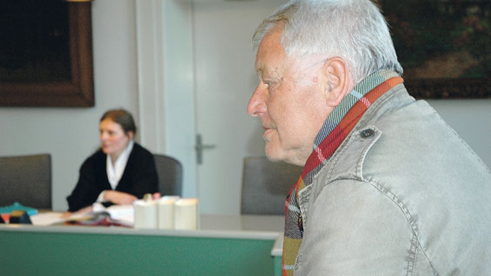 Der Kreistagsabgeordnete Gerd Koch (rechts) wurde am Amtsgericht in Leer erst vor einem Jahr von Richterin Ulrike Andrees (im Hintergrund) zu einer Gesamtfreiheitsstrafe von zehn Monaten verurteilt. Am 1. April wird Koch abermals vor Gericht stehen. © Foto: Szyska